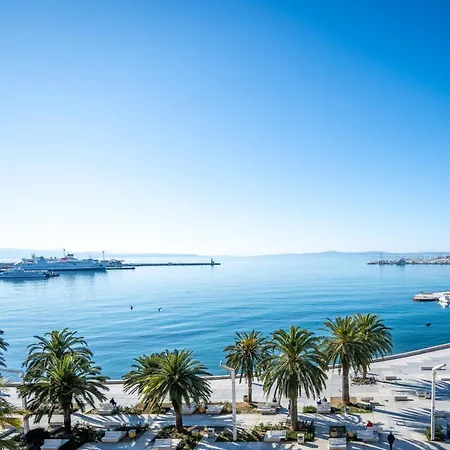 Charming On Riva Promenade شقة