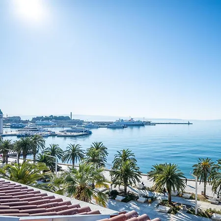Charming On Riva Promenade Apartment *